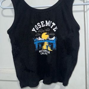 Yosemite Tank Top
Black tank top 
Yosemite logo on it 
Size : XL